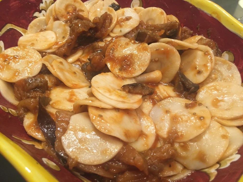 corzetti o croxetti stampati con sugo di melanzane
