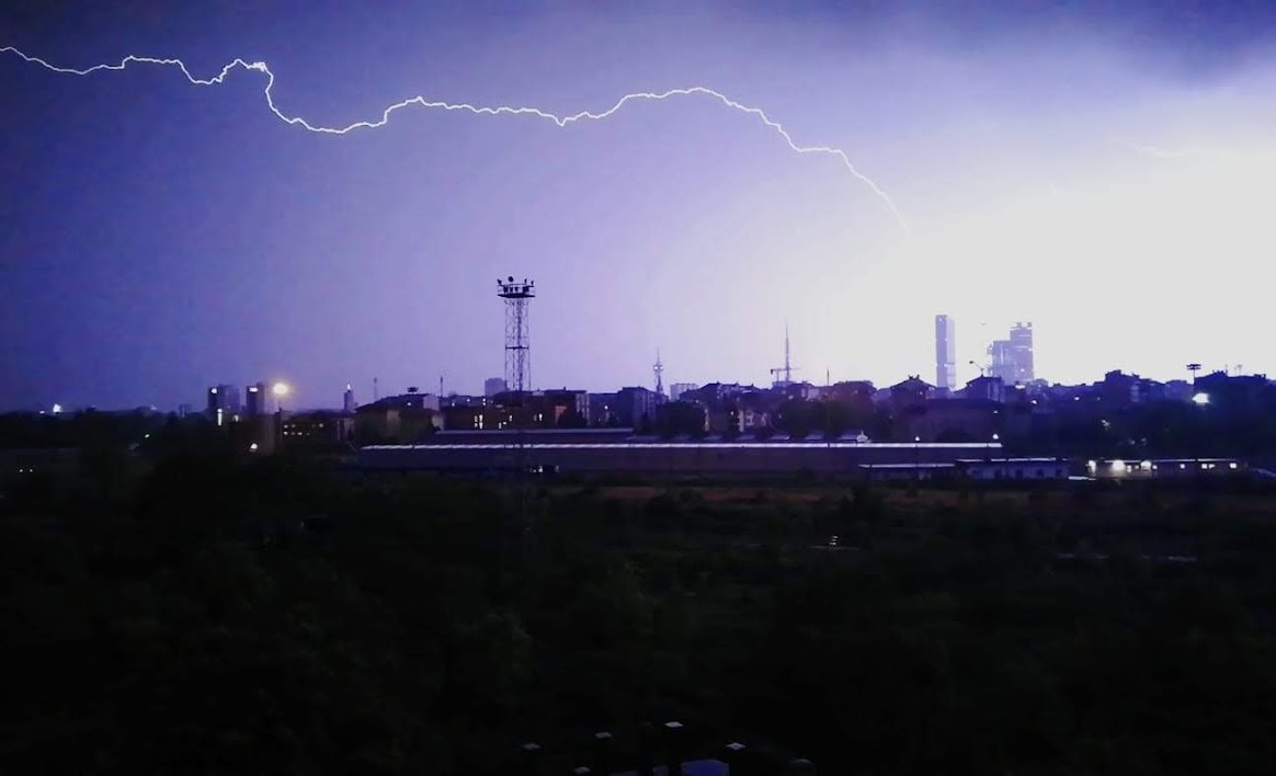 fulmine su grattacelo della regione ... fotografato da Erik Fricker in via Torelli 1