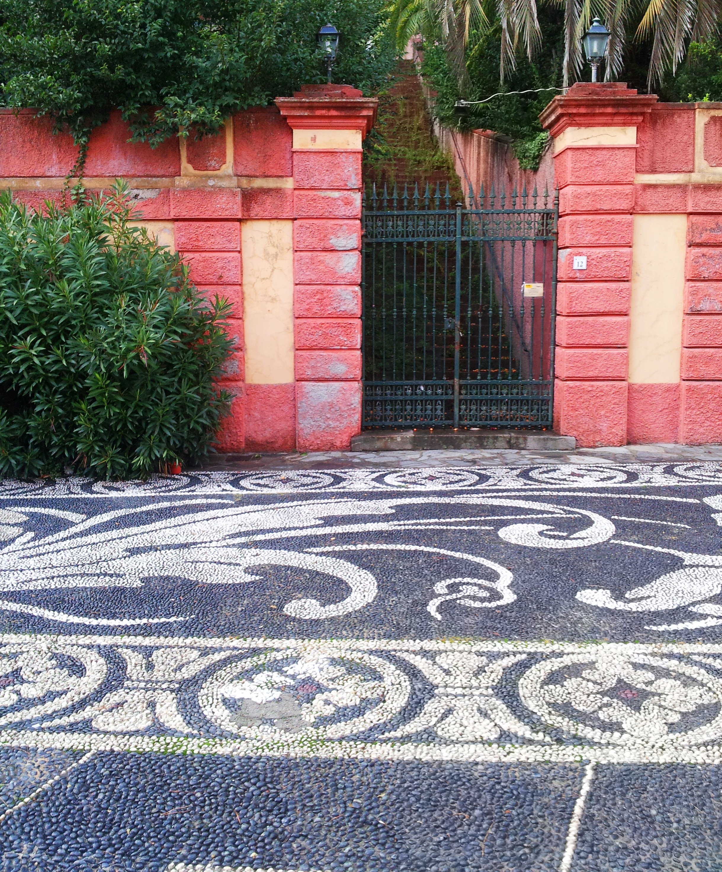 il muro del vecchio hotel ora abbandonato....